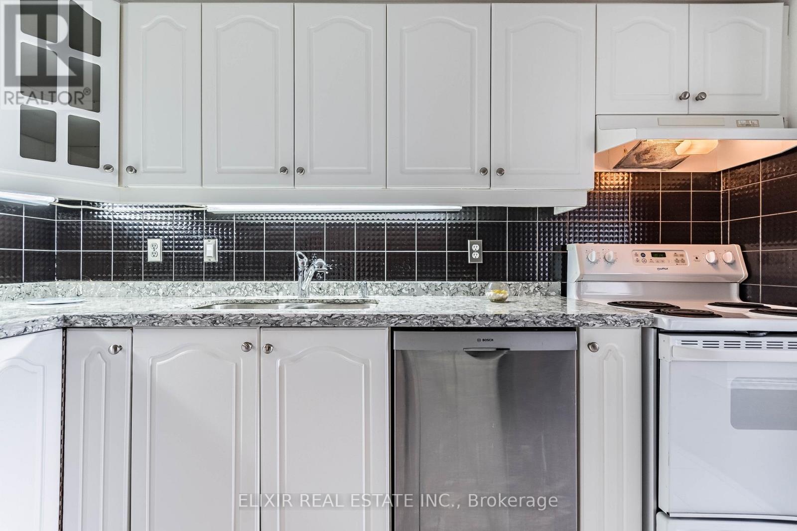 2011 - 135 Hillcrest Avenue, Mississauga, Ontario  L5B 4B1 - Photo 11 - W12915094