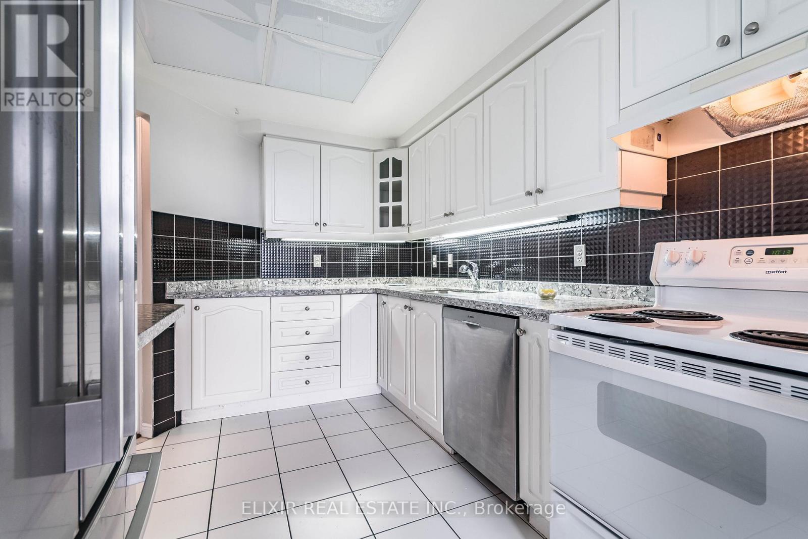 2011 - 135 Hillcrest Avenue, Mississauga, Ontario  L5B 4B1 - Photo 12 - W12915094