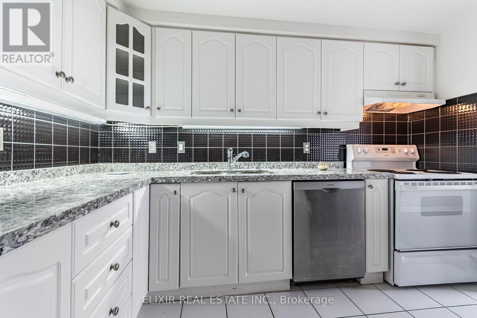 2011 - 135 Hillcrest Avenue, Mississauga, Ontario  L5B 4B1 - Photo 13 - W12915094