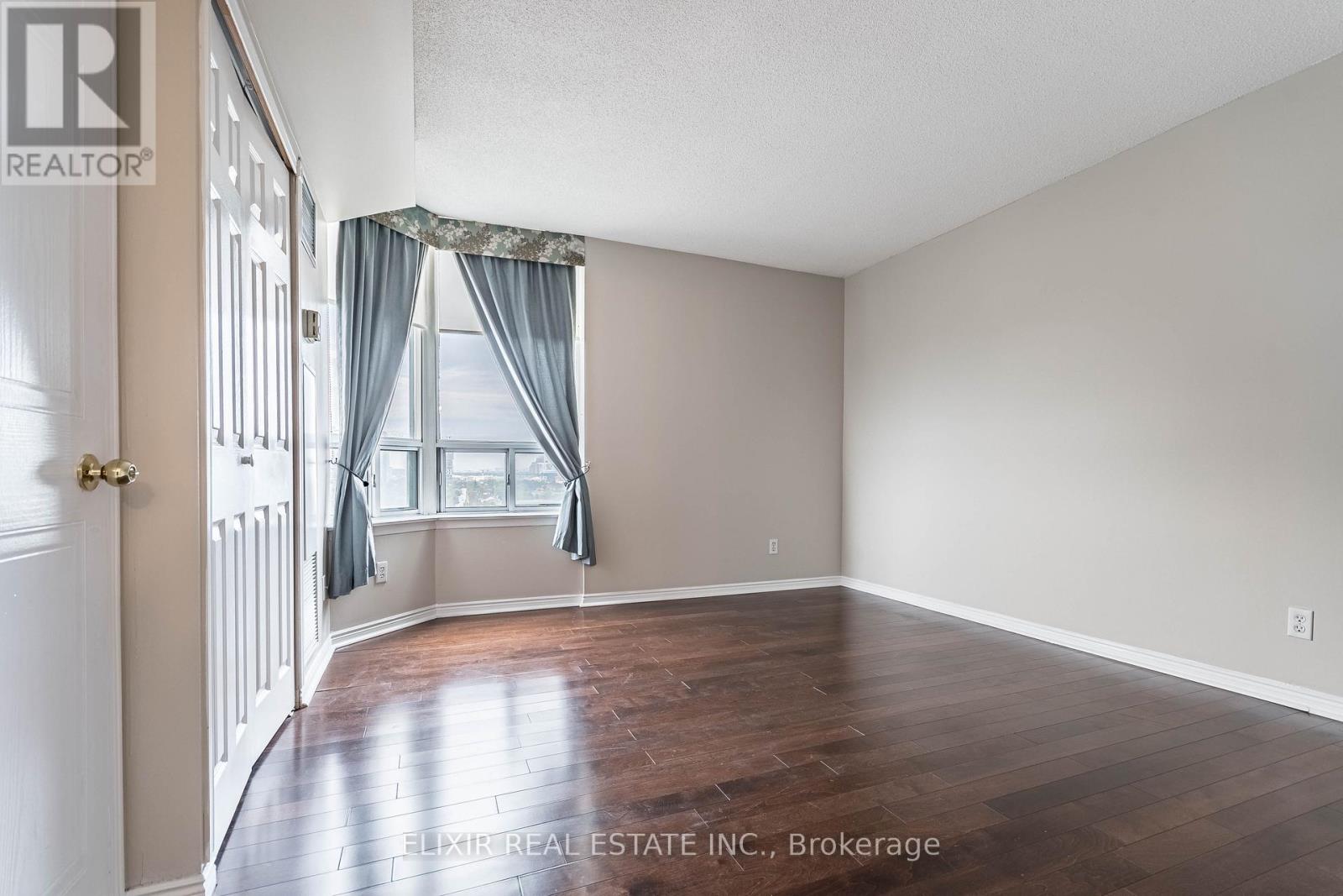 2011 - 135 Hillcrest Avenue, Mississauga, Ontario  L5B 4B1 - Photo 14 - W12915094