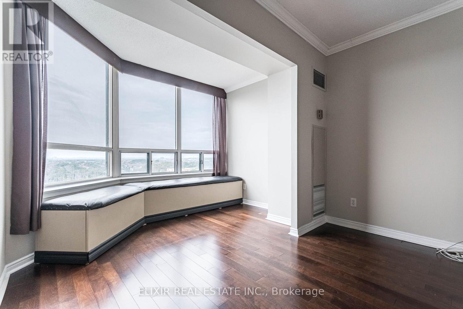 2011 - 135 Hillcrest Avenue, Mississauga, Ontario  L5B 4B1 - Photo 5 - W12915094