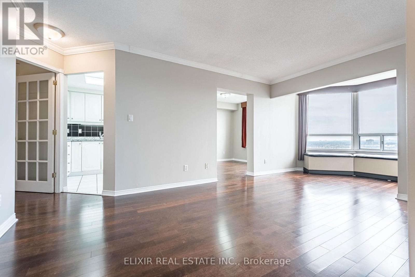 2011 - 135 Hillcrest Avenue, Mississauga, Ontario  L5B 4B1 - Photo 6 - W12915094