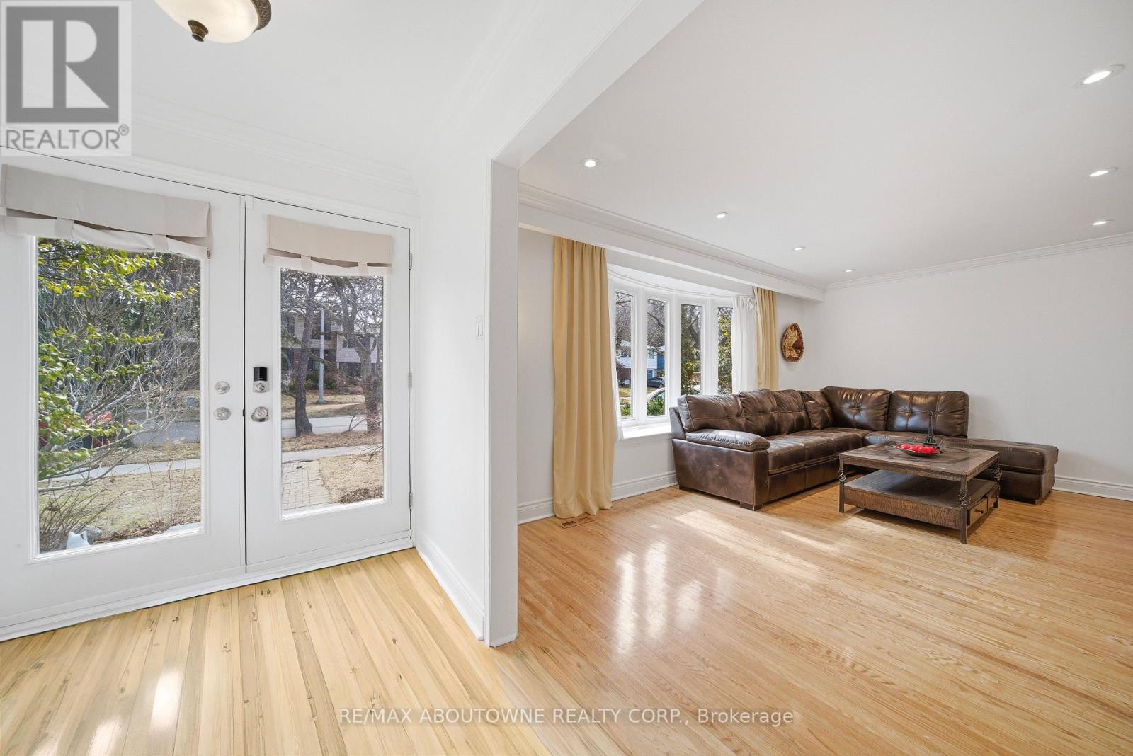 481 Anthony Drive, Oakville, Ontario  L6J 2K6 - Photo 3 - W12915172