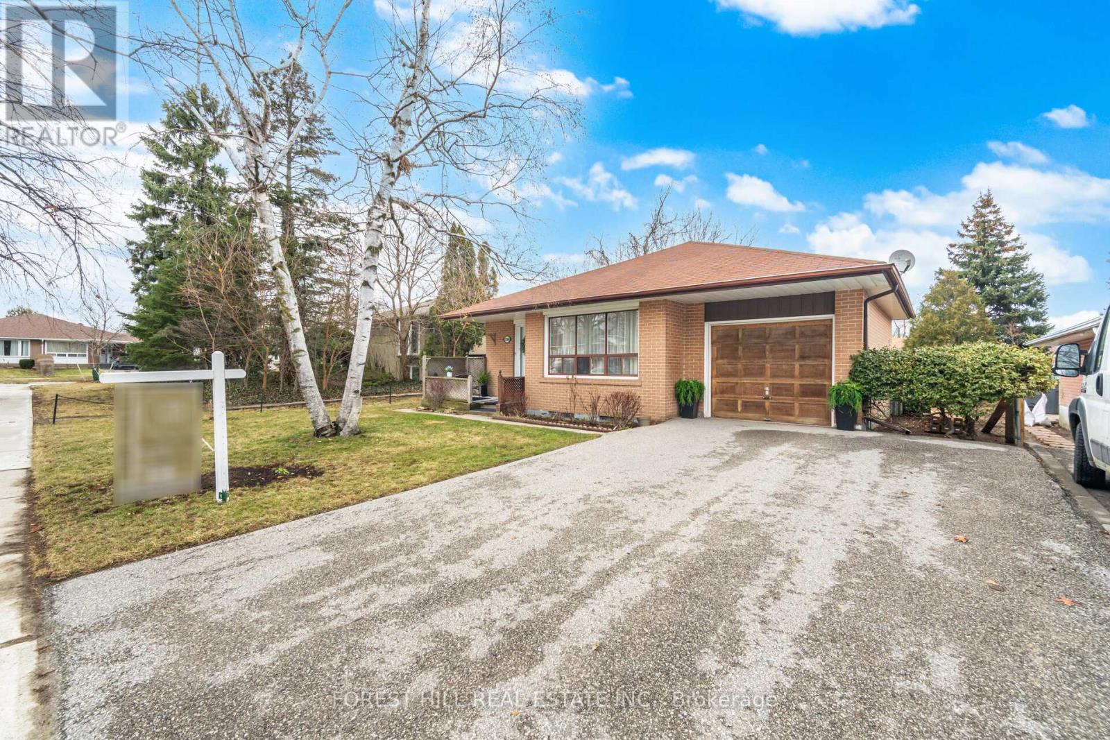 1588 Hobbs Crescent, Mississauga, Ontario  L5J 3R9 - Photo 2 - W12915178