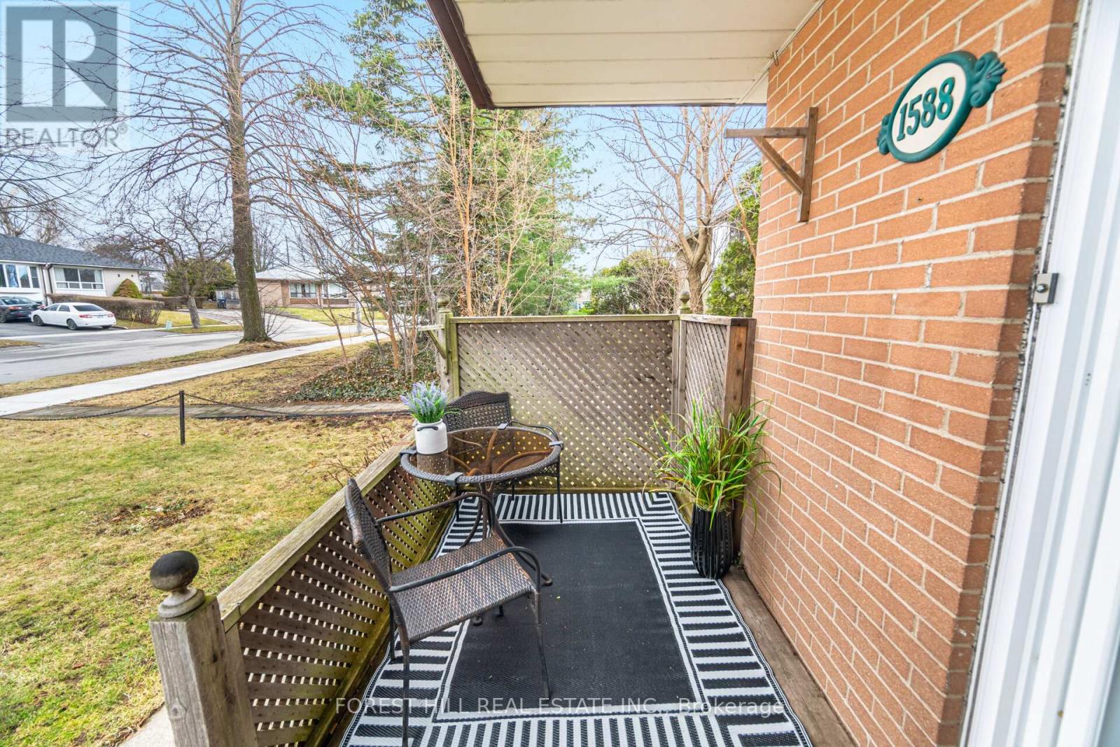 1588 Hobbs Crescent, Mississauga, Ontario  L5J 3R9 - Photo 3 - W12915178