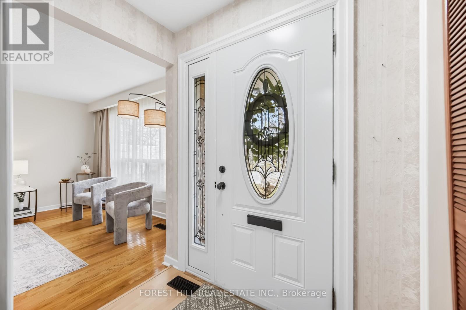 1588 Hobbs Crescent, Mississauga, Ontario  L5J 3R9 - Photo 4 - W12915178