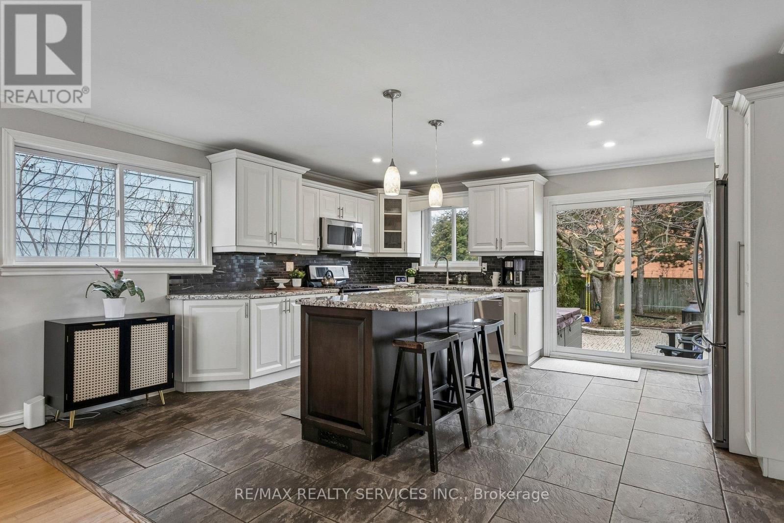 12 Ferndale Crescent, Brampton, Ontario  L6W 1E9 - Photo 17 - W12915198