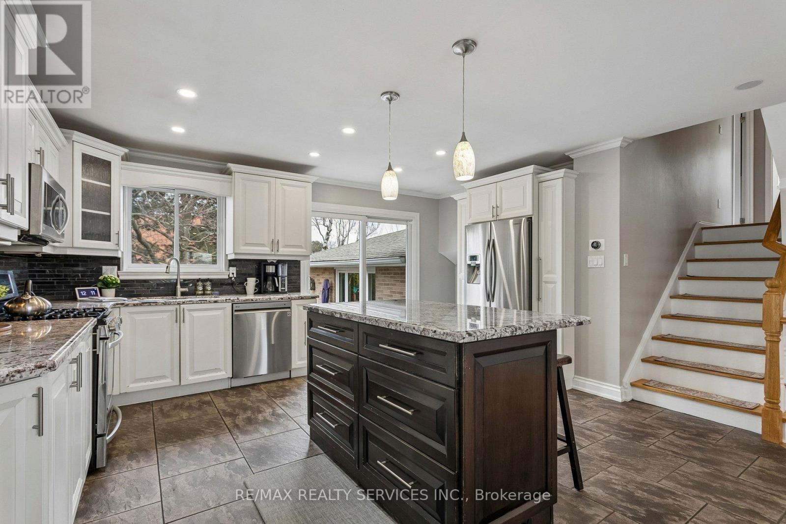 12 Ferndale Crescent, Brampton, Ontario  L6W 1E9 - Photo 18 - W12915198