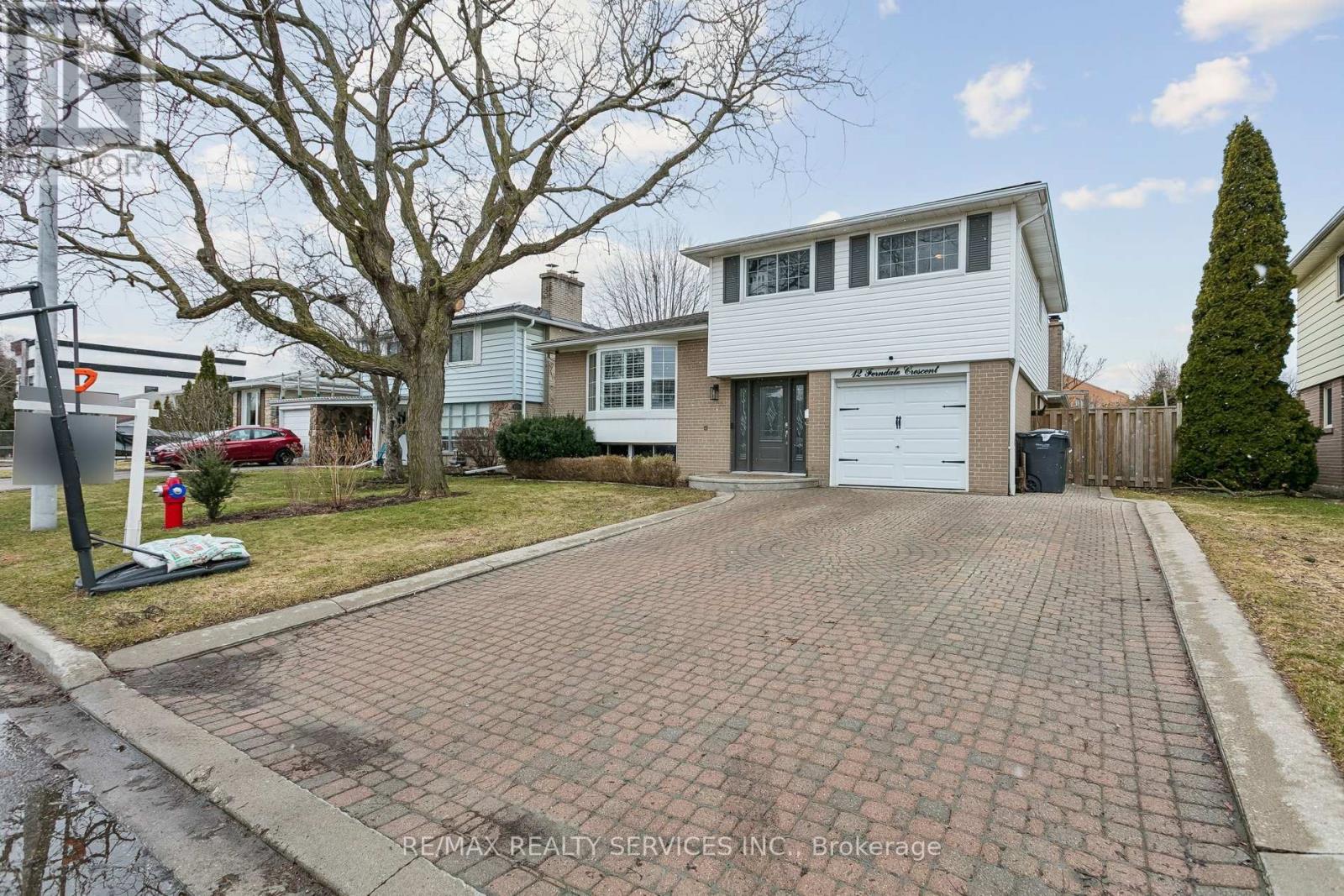 12 Ferndale Crescent, Brampton, Ontario  L6W 1E9 - Photo 2 - W12915198