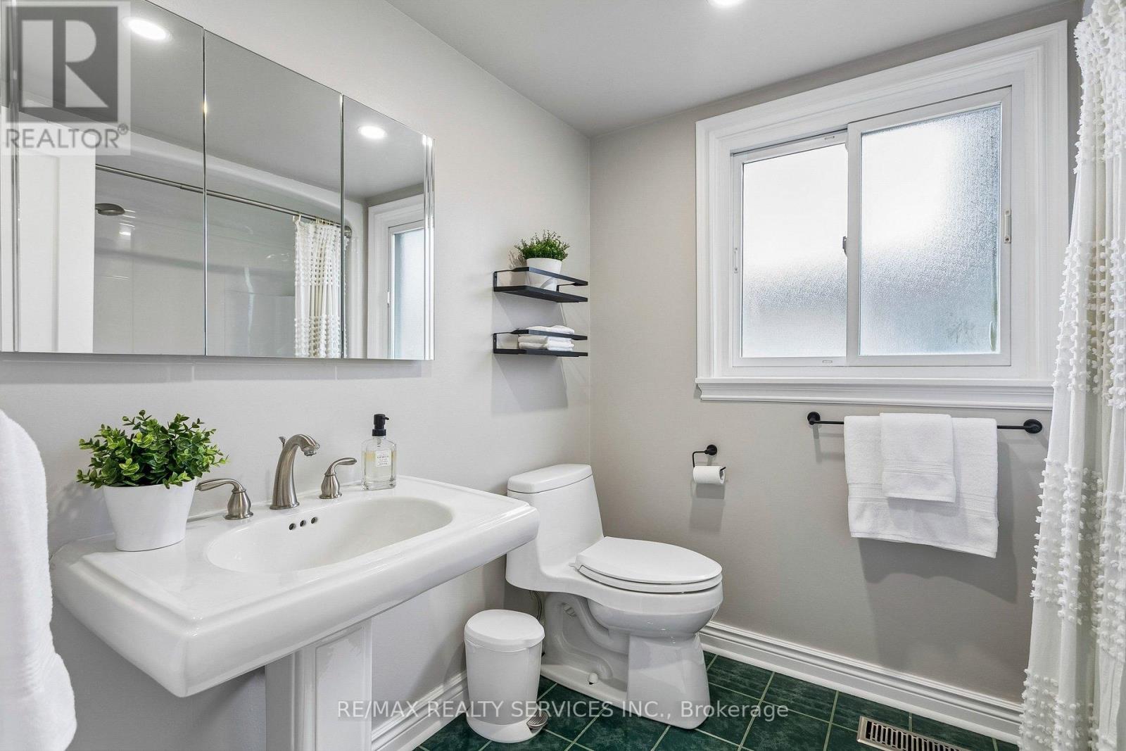 12 Ferndale Crescent, Brampton, Ontario  L6W 1E9 - Photo 29 - W12915198