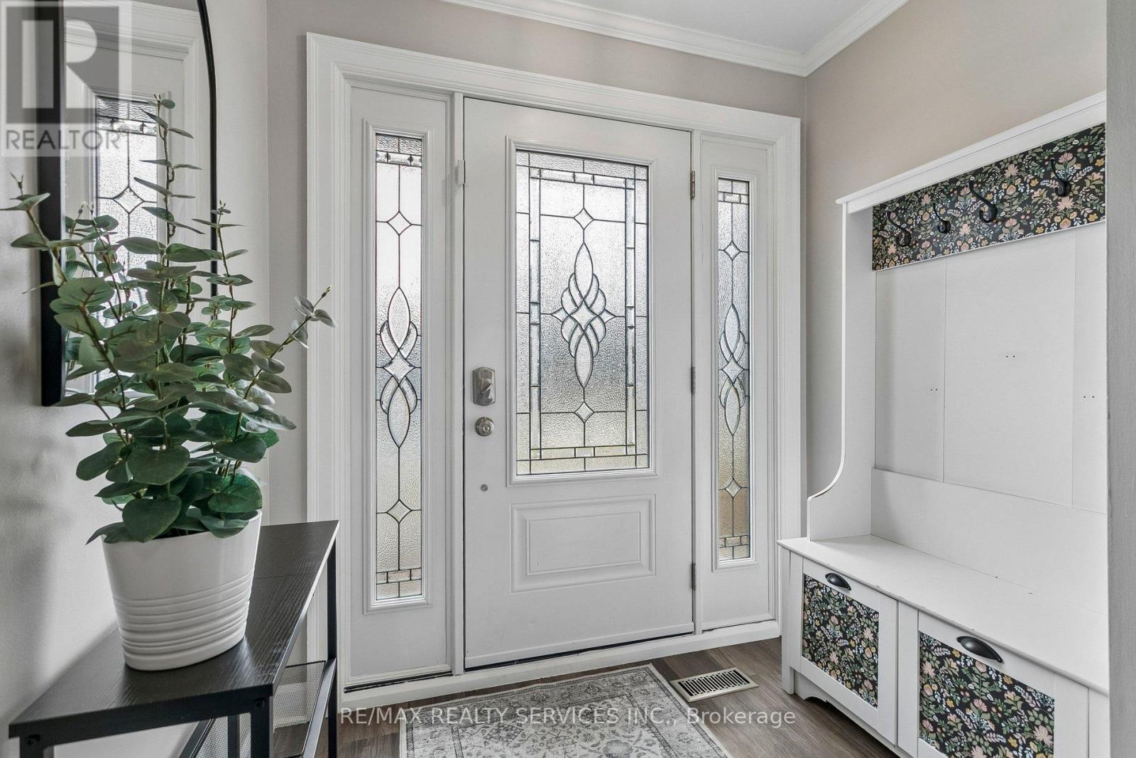 12 Ferndale Crescent, Brampton, Ontario  L6W 1E9 - Photo 4 - W12915198