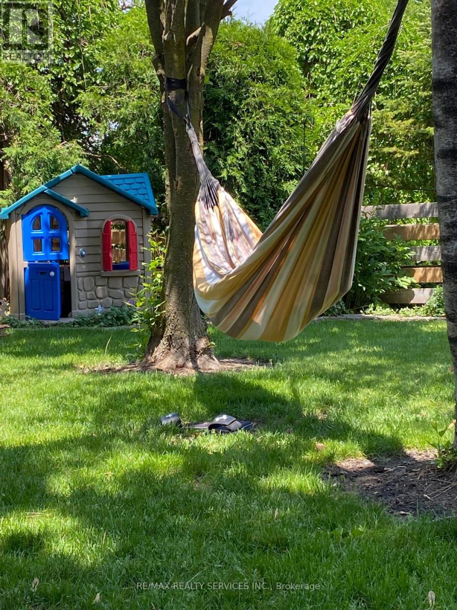 12 Ferndale Crescent, Brampton, Ontario  L6W 1E9 - Photo 47 - W12915198