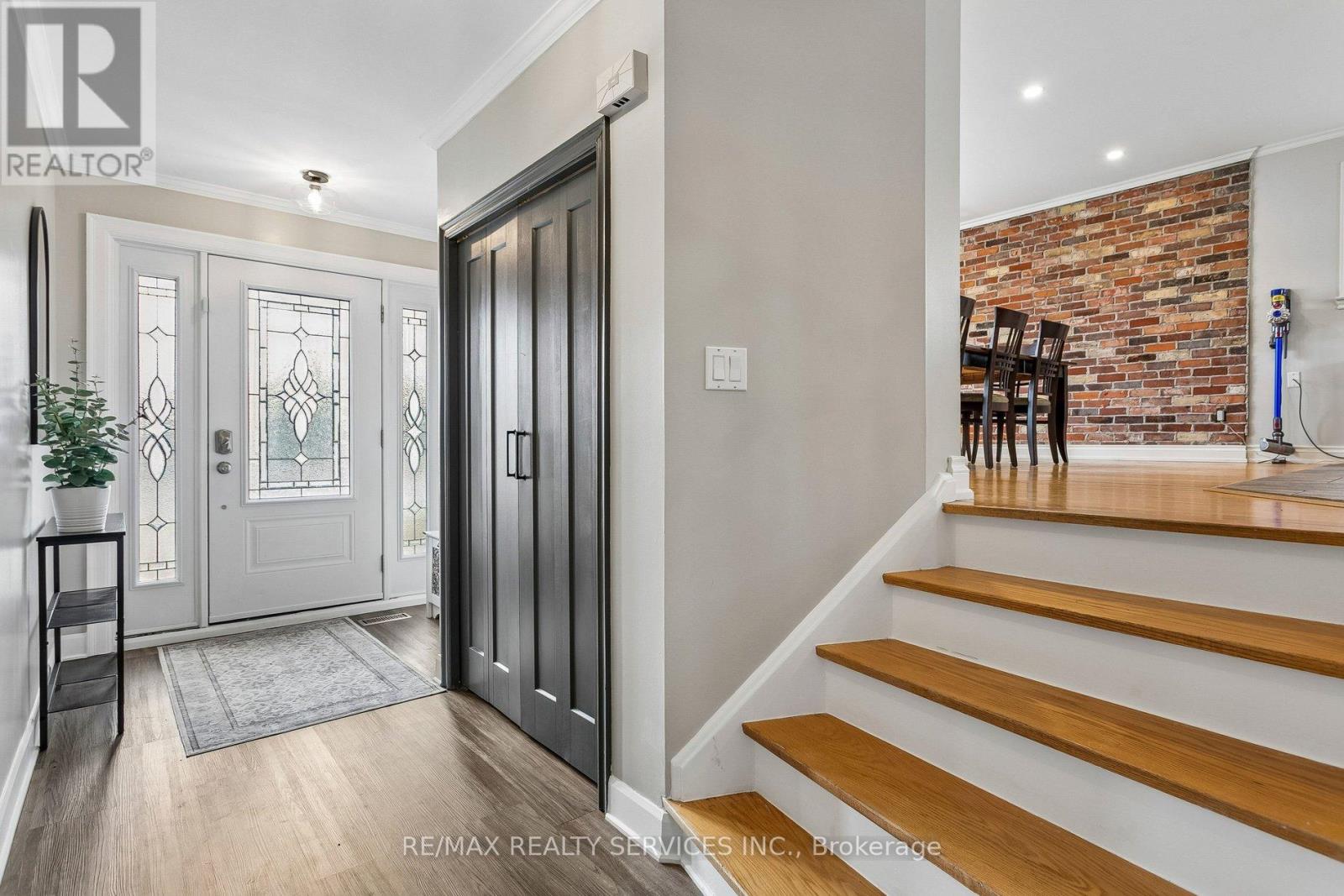 12 Ferndale Crescent, Brampton, Ontario  L6W 1E9 - Photo 6 - W12915198