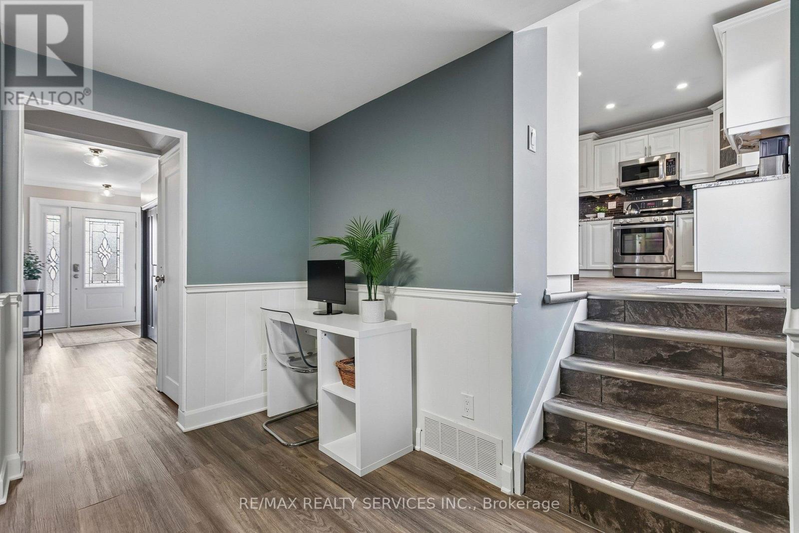 12 Ferndale Crescent, Brampton, Ontario  L6W 1E9 - Photo 8 - W12915198