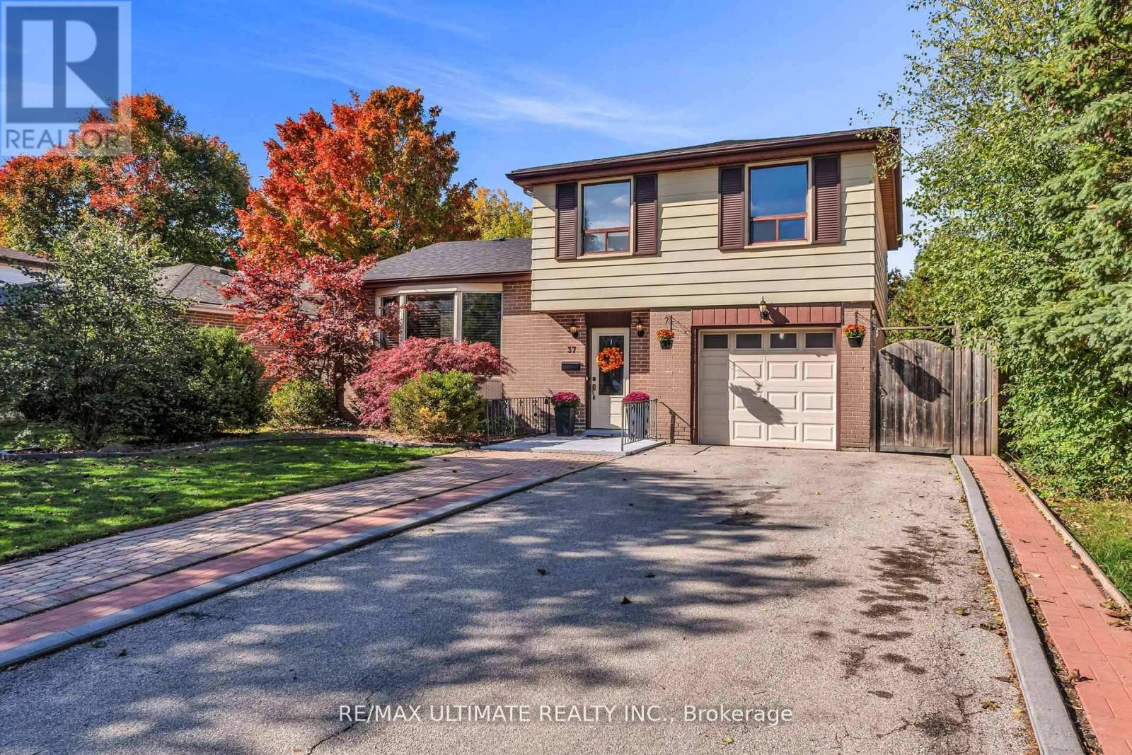 37 Banbury Court, Brampton, Ontario  L6T 1Y9 - Photo 2 - W12915232