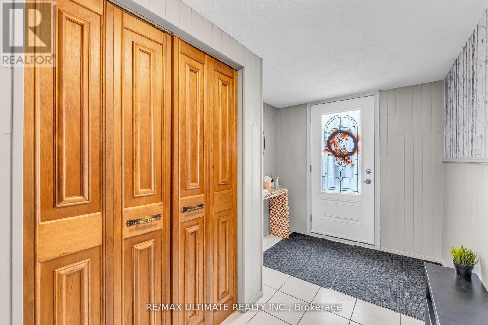 37 Banbury Court, Brampton, Ontario  L6T 1Y9 - Photo 3 - W12915232