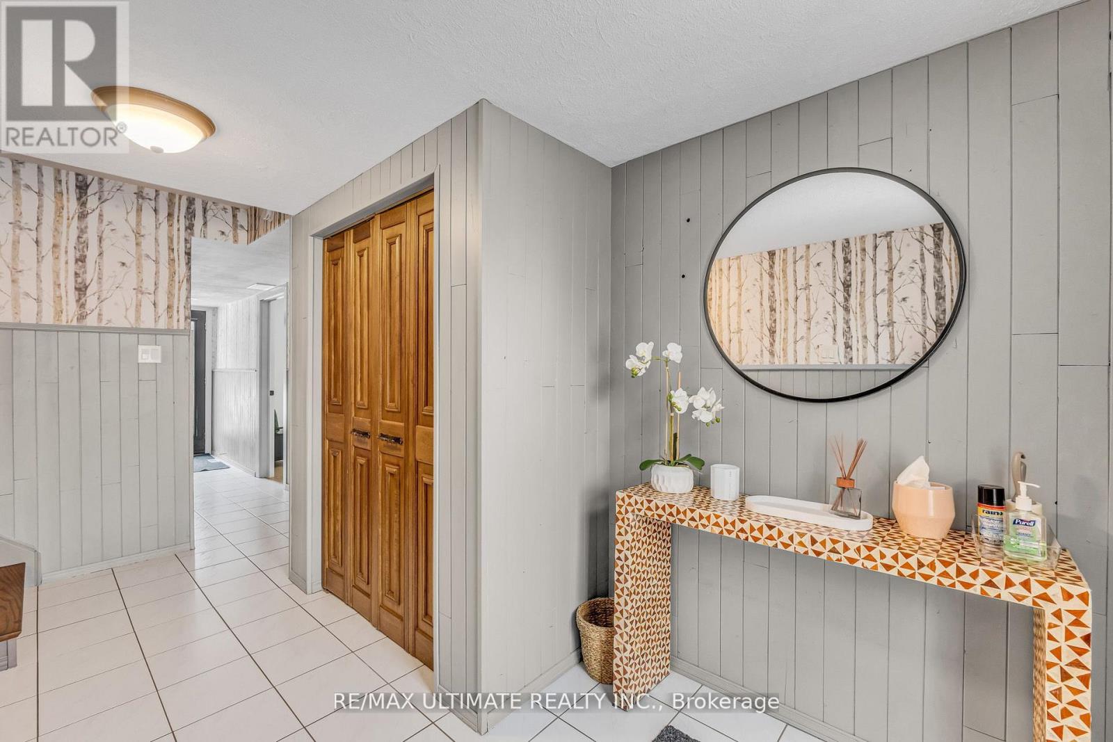 37 Banbury Court, Brampton, Ontario  L6T 1Y9 - Photo 4 - W12915232