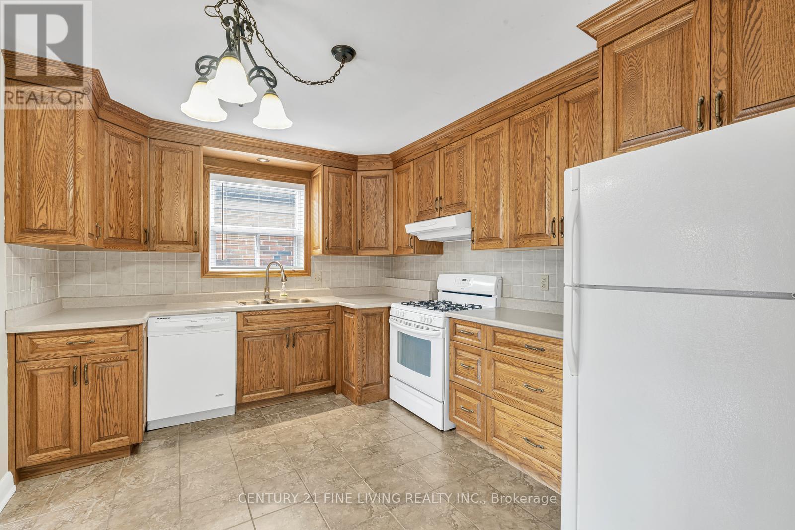 382 Hillmount Avenue, Toronto, Ontario  M6B 1Y8 - Photo 9 - W12915296