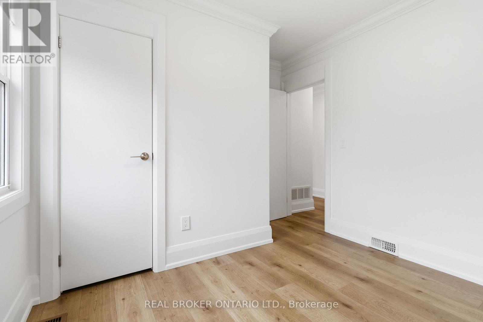 1020 Kent Avenue, Oakville, Ontario  L6H 1Z6 - Photo 18 - W12915310