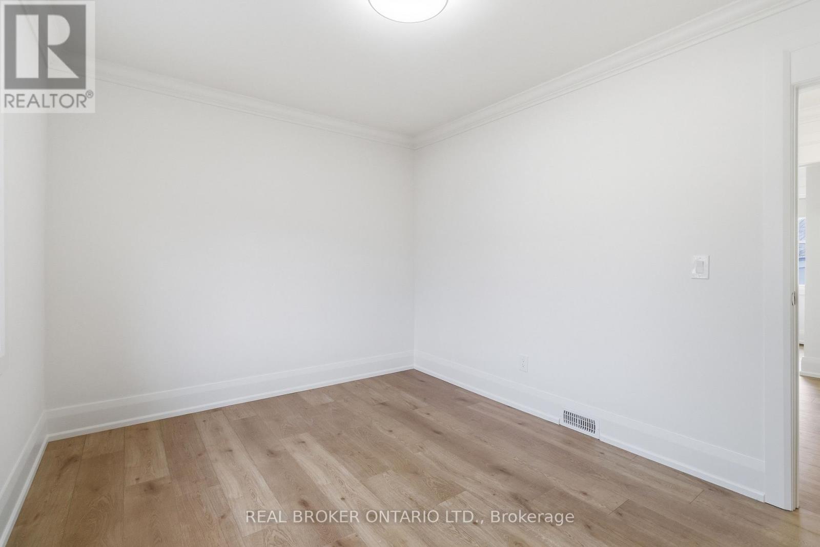 1020 Kent Avenue, Oakville, Ontario  L6H 1Z6 - Photo 19 - W12915310