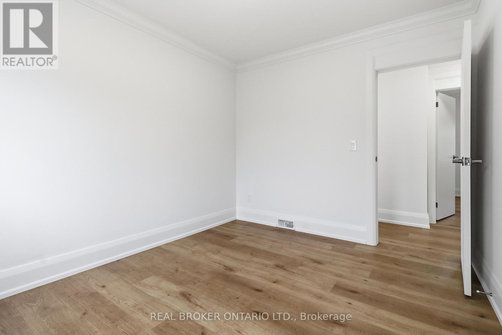 1020 Kent Avenue, Oakville, Ontario  L6H 1Z6 - Photo 23 - W12915310