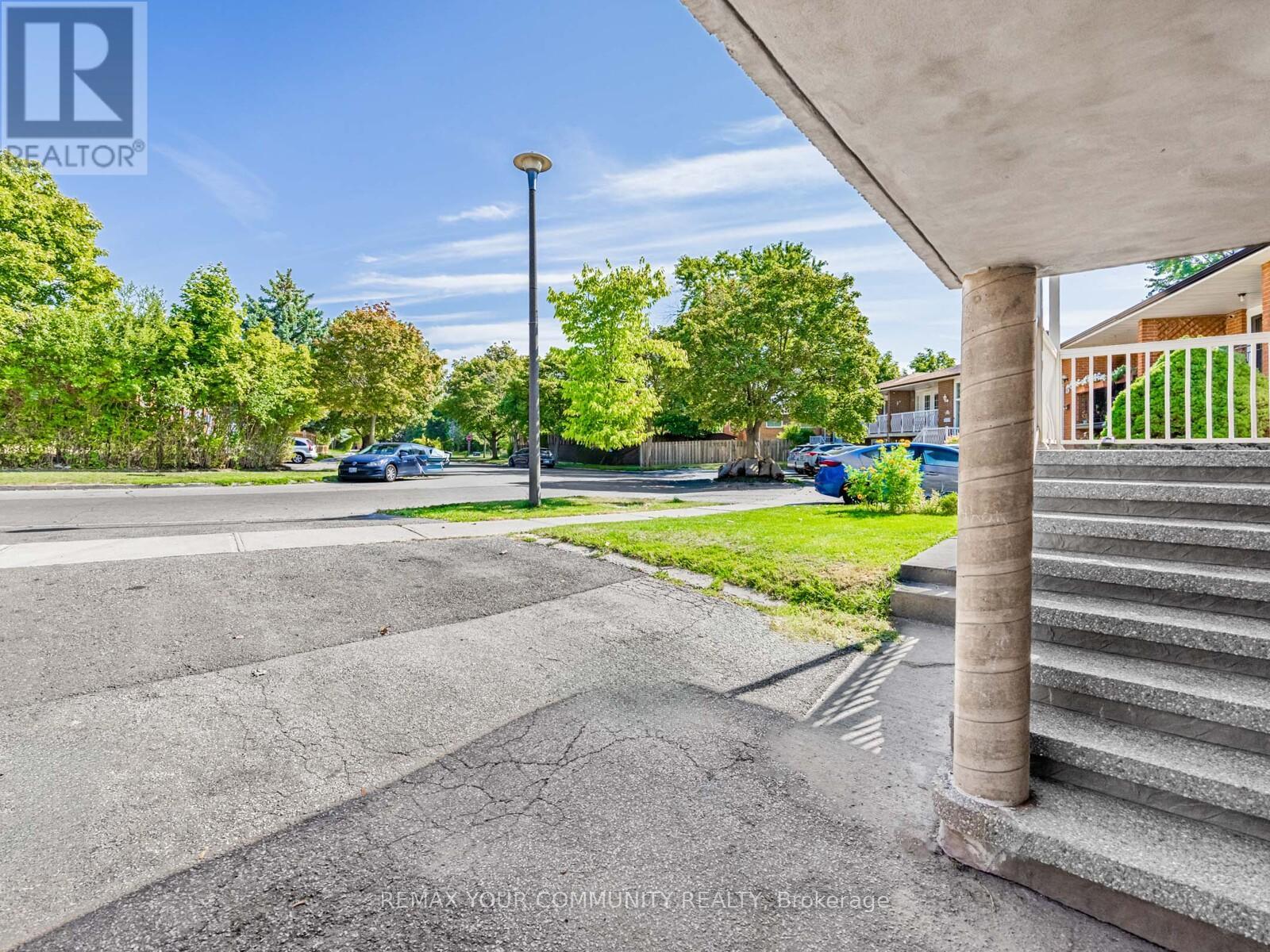 14 Roseville Drive, Brampton, Ontario  L6Y 2G8 - Photo 4 - W12915320