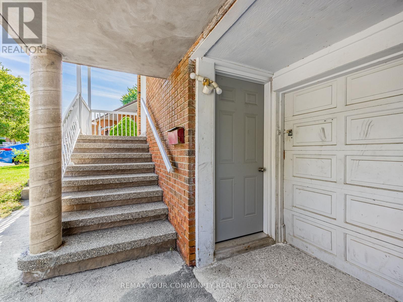 14 Roseville Drive, Brampton, Ontario  L6Y 2G8 - Photo 5 - W12915320