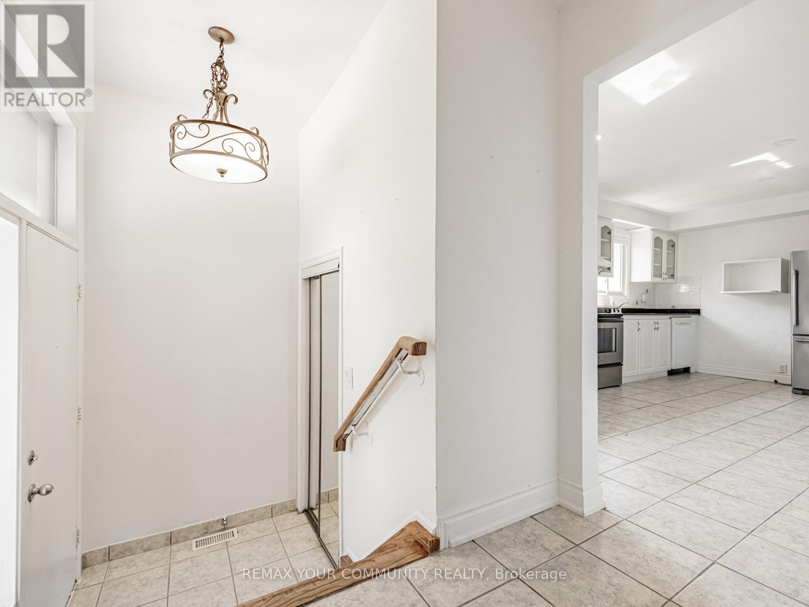 14 Roseville Drive, Brampton, Ontario  L6Y 2G8 - Photo 8 - W12915320