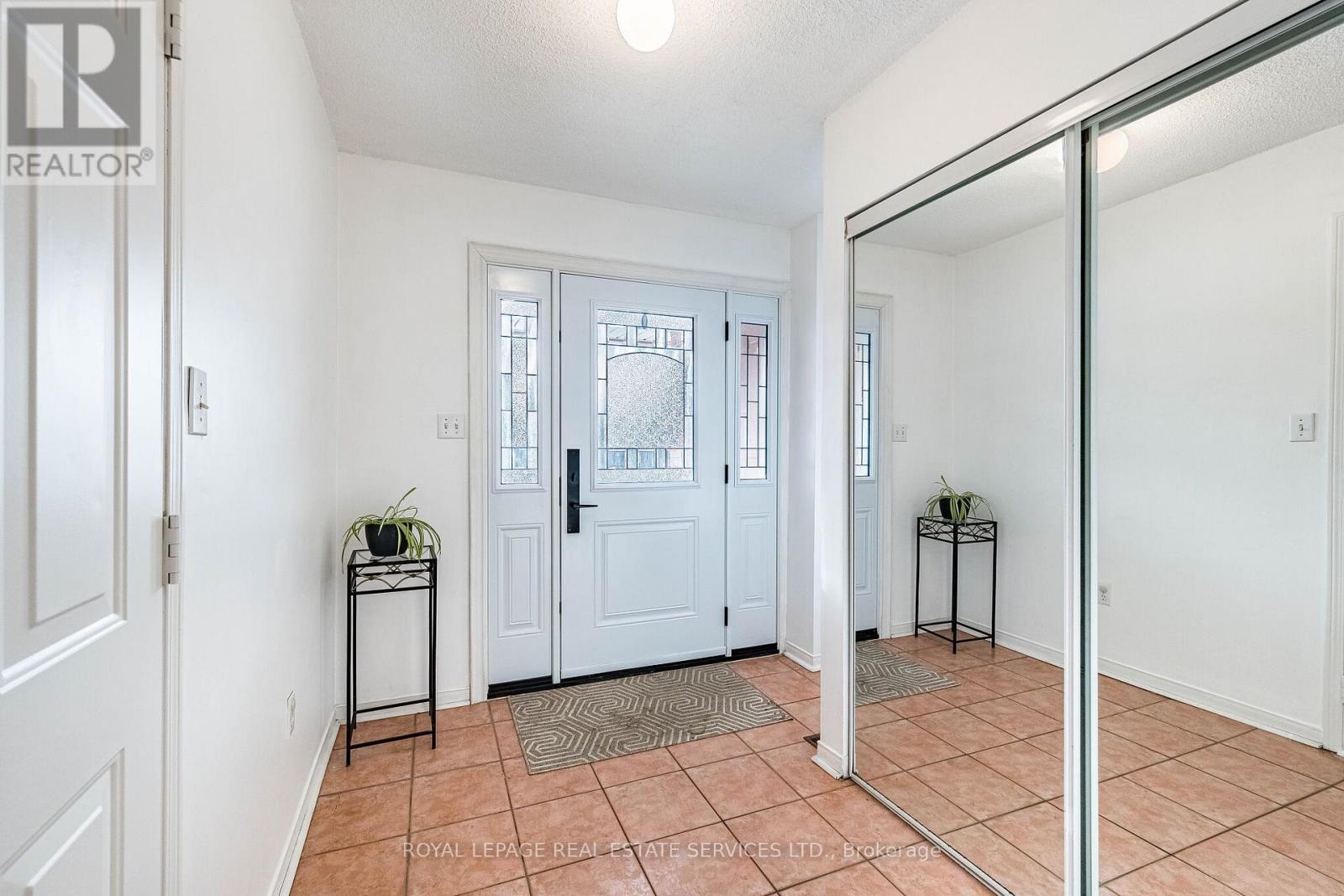 31 Berkindale Court, Brampton, Ontario  L6Y 5G1 - Photo 3 - W12913980