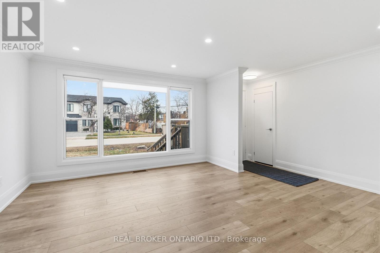 1020 Kent Avenue, Oakville, Ontario  L6H 1Z6 - Photo 2 - W12915310