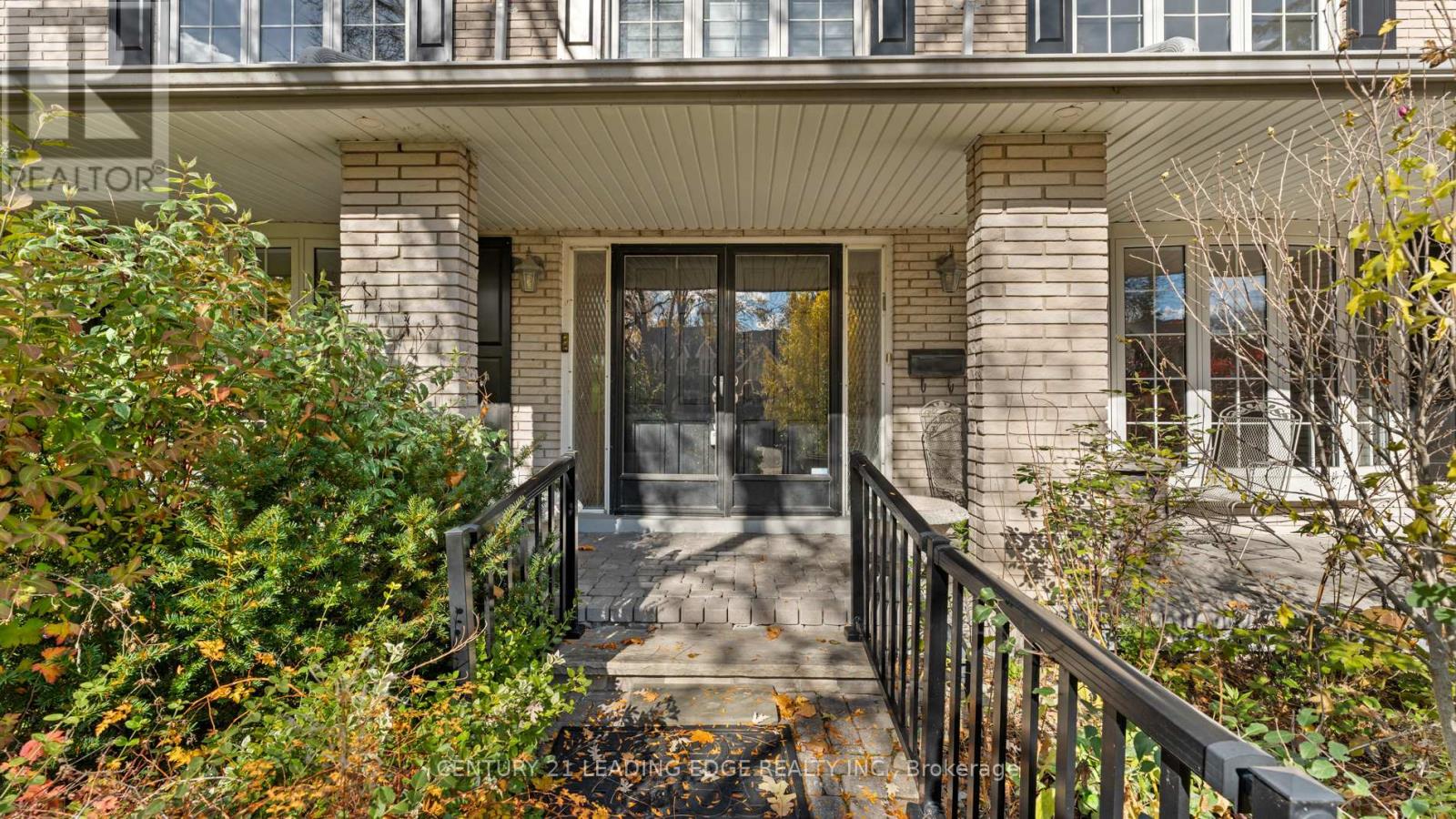 34 Forest Park Crescent, Markham, Ontario  L3T 2M7 - Photo 3 - N12849870