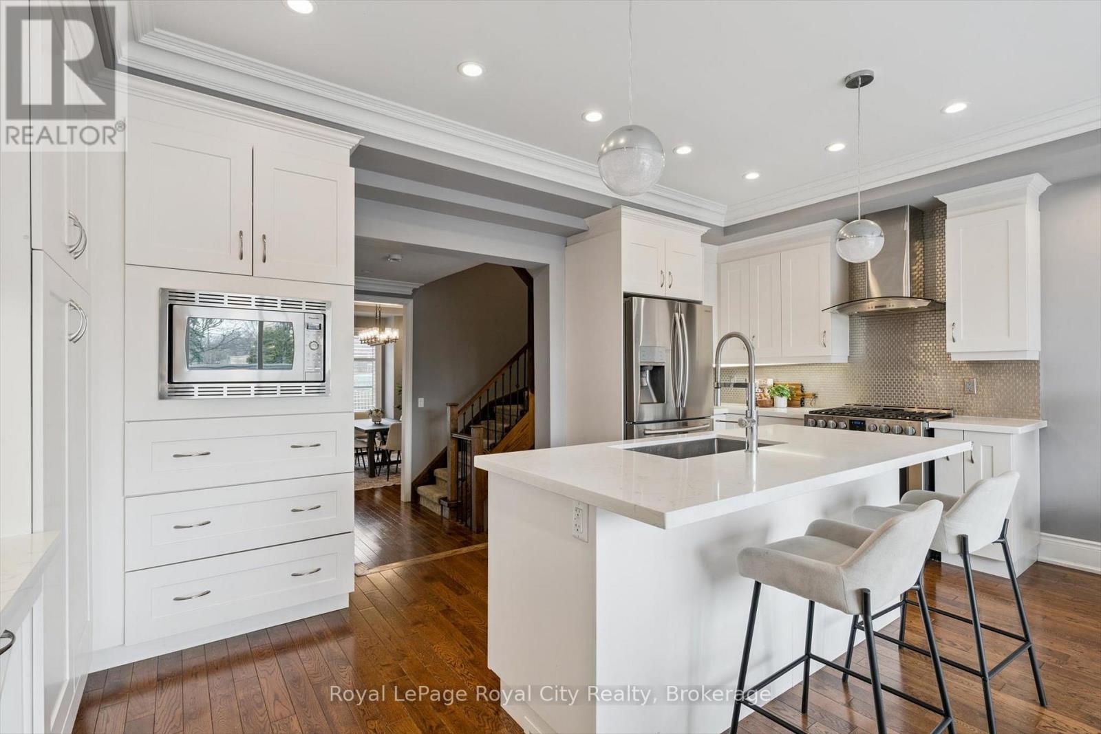 216 Rebecca Street, Oakville, Ontario  L6K 1J9 - Photo 5 - W12915340