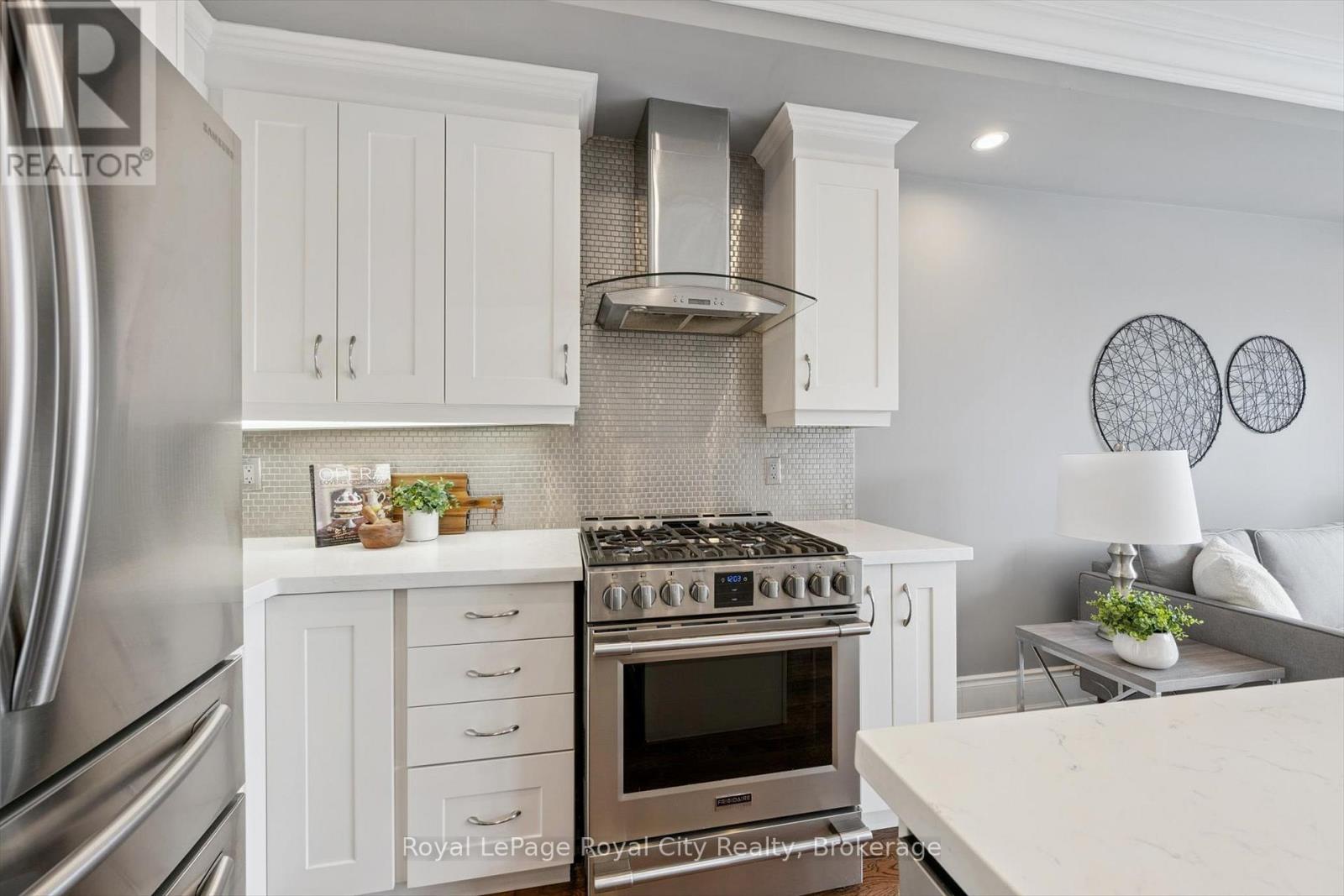 216 Rebecca Street, Oakville, Ontario  L6K 1J9 - Photo 8 - W12915340