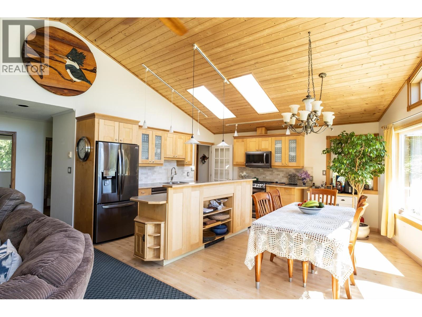 2556 Lower Road, Roberts Creek, British Columbia  V0N 2W4 - Photo 2 - R3102920