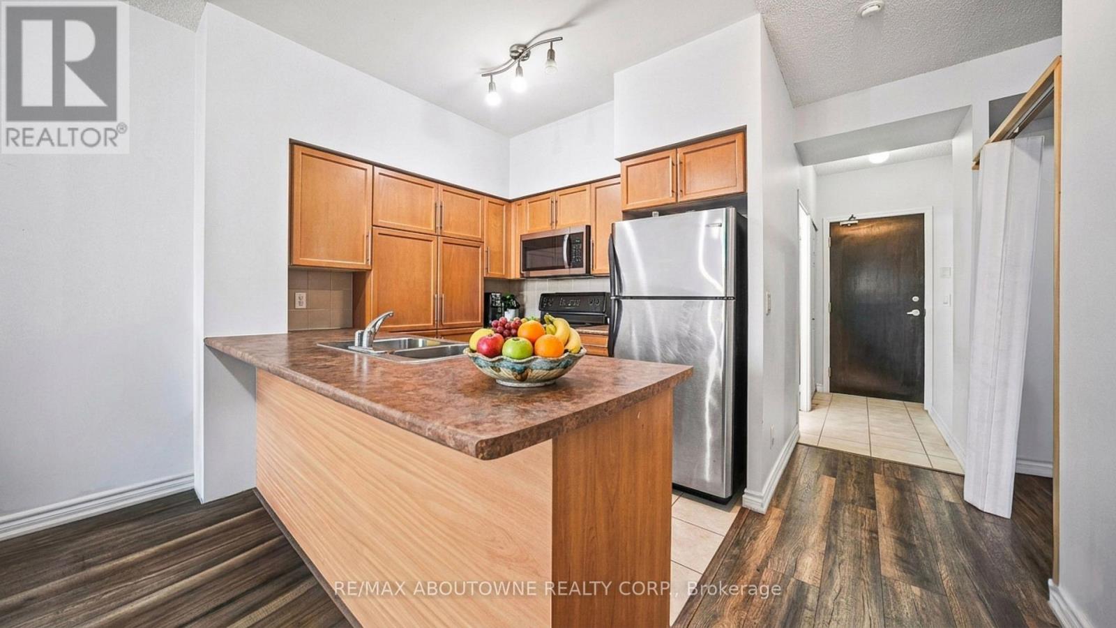 1609 - 388 Prince Of Wales Drive, Mississauga, Ontario L5B 0A1 - Photo 7 - W12786756