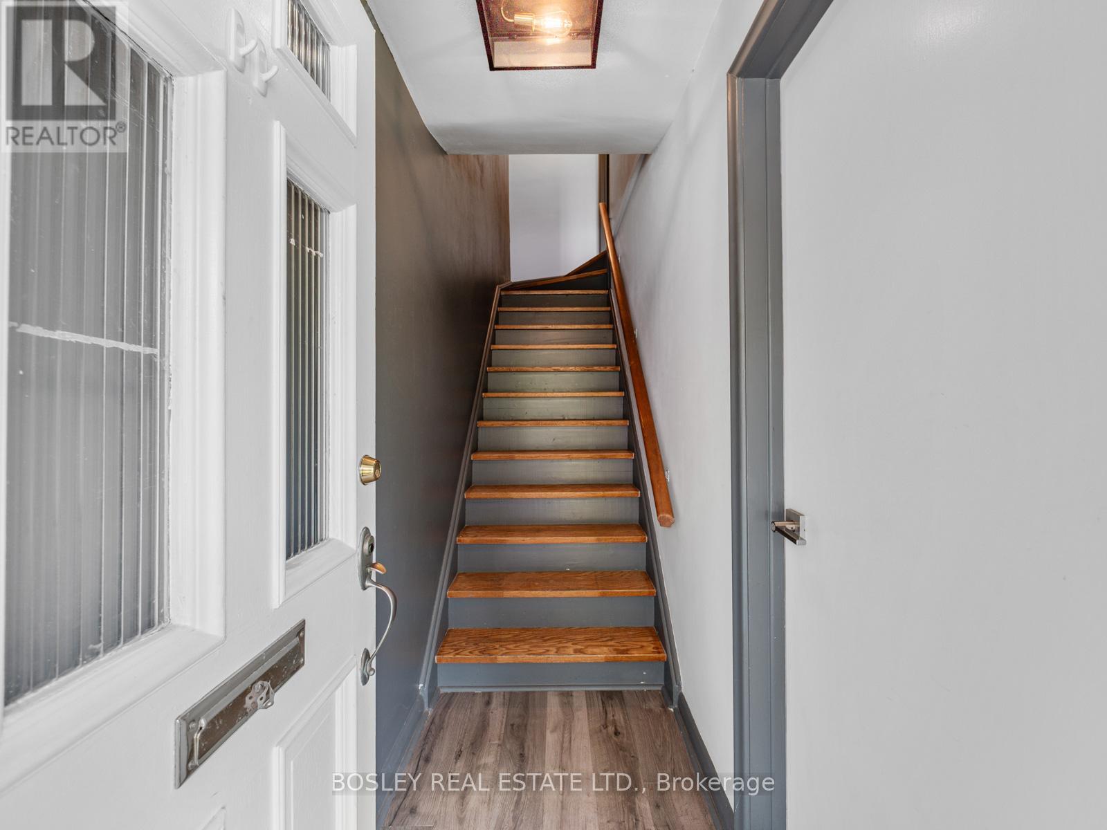 9 Love Crescent, Toronto, Ontario  M4E 1V6 - Photo 3 - E12915464