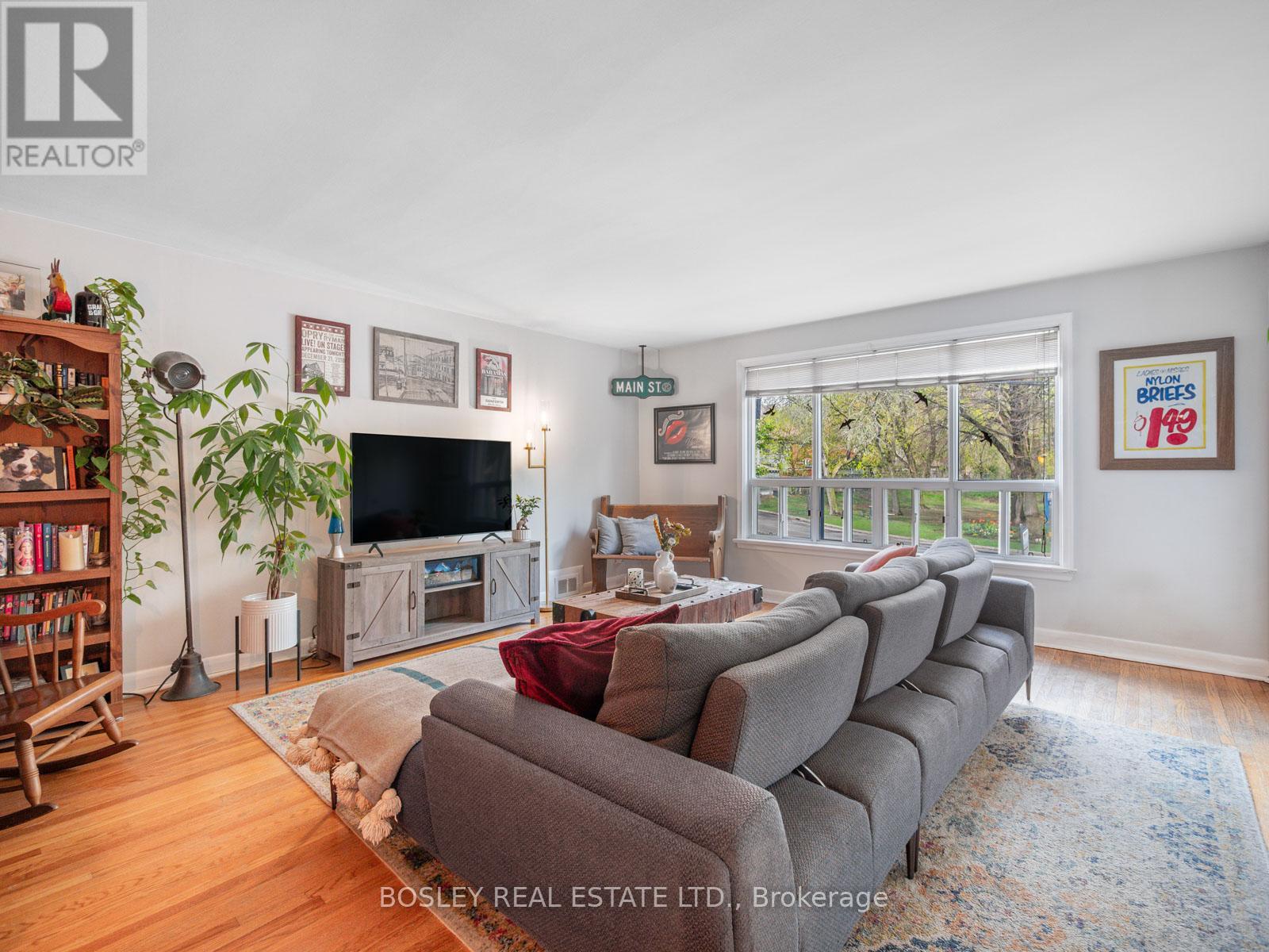 9 Love Crescent, Toronto, Ontario  M4E 1V6 - Photo 8 - E12915464