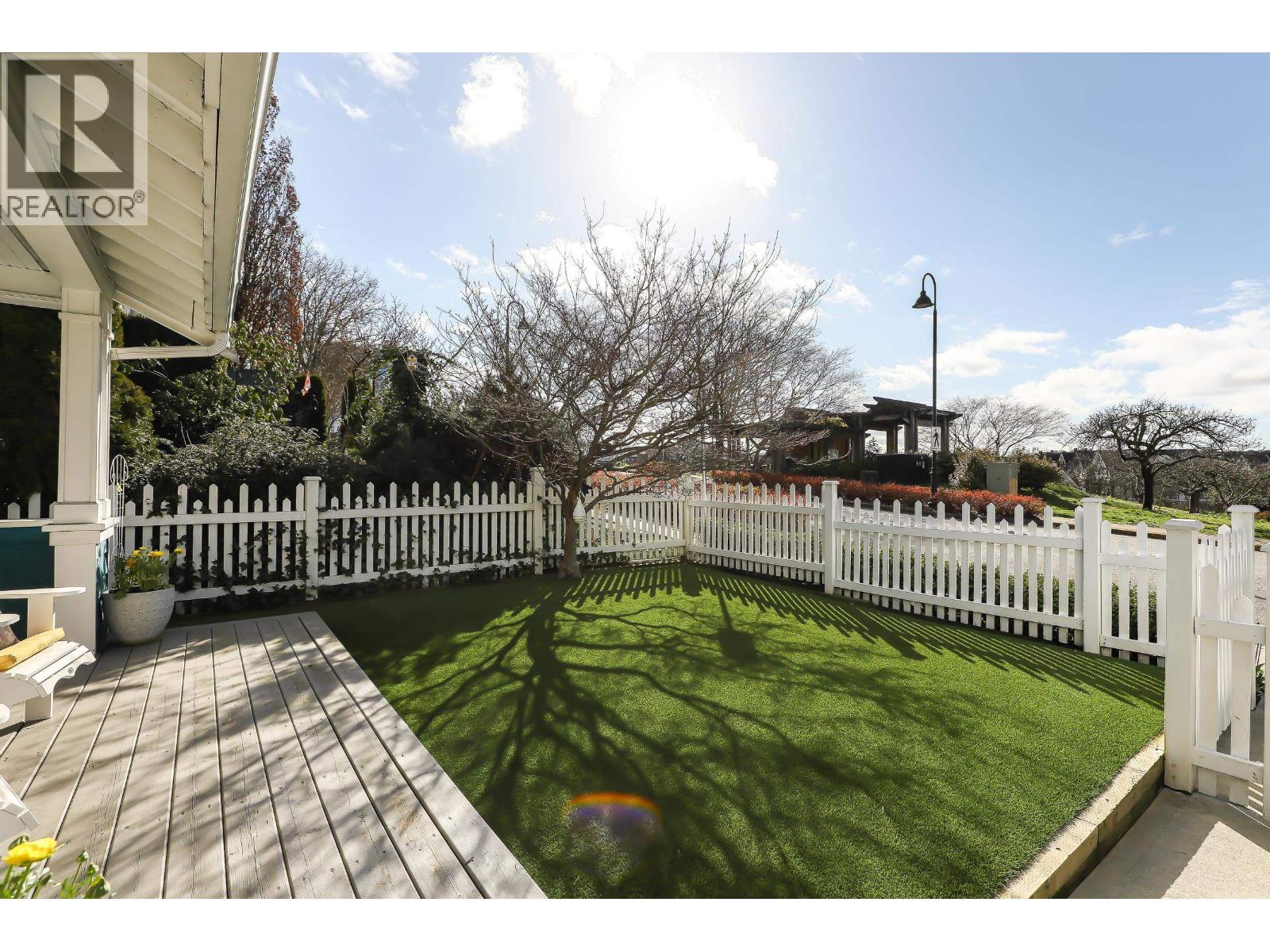 107 Star Crescent, New Westminster, British Columbia  V3M 6X6 - Photo 3 - R3102586