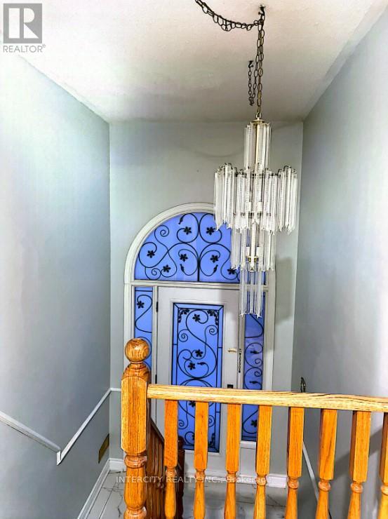 Upper Level Apartment A - 308 Centre Street N, Brampton, Ontario  L6V 2R4 - Photo 2 - W12915428