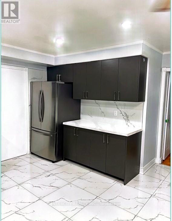 Upper Level Apartment A - 308 Centre Street N, Brampton, Ontario  L6V 2R4 - Photo 6 - W12915428