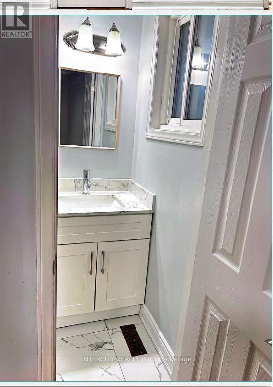 Upper Level Apartment A - 308 Centre Street N, Brampton, Ontario  L6V 2R4 - Photo 9 - W12915428