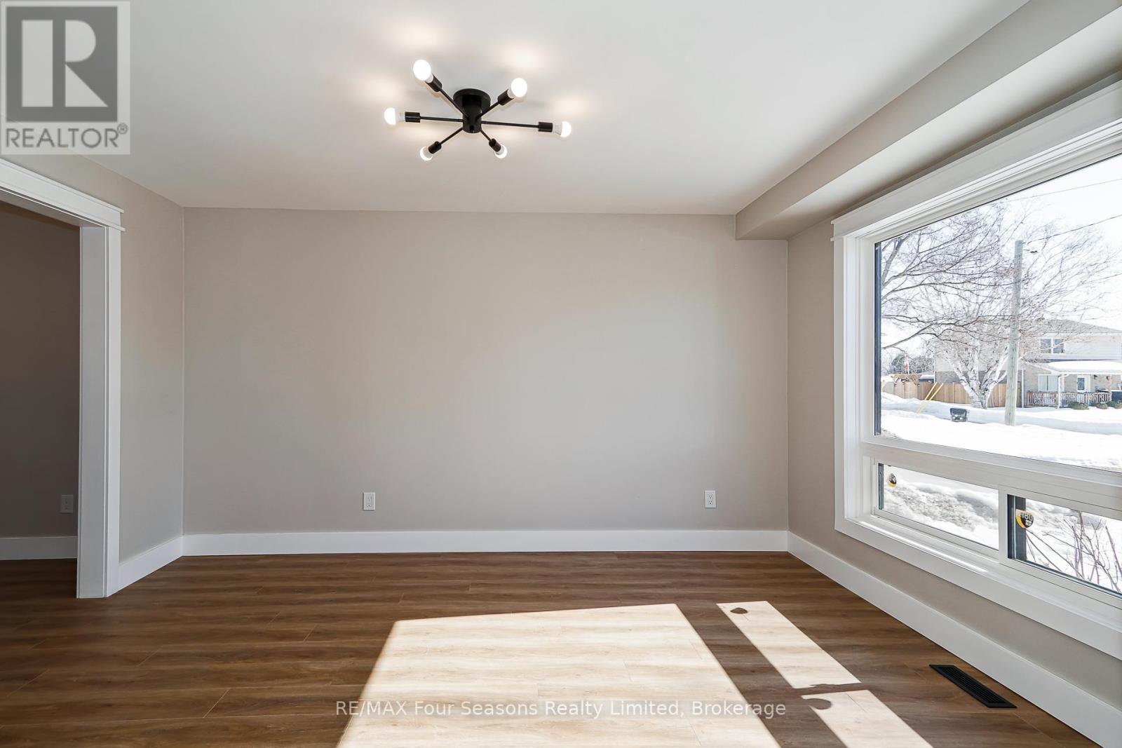 255 Valleyfield Crescent, Clearview, Ontario  L0M 1S0 - Photo 7 - S12851730