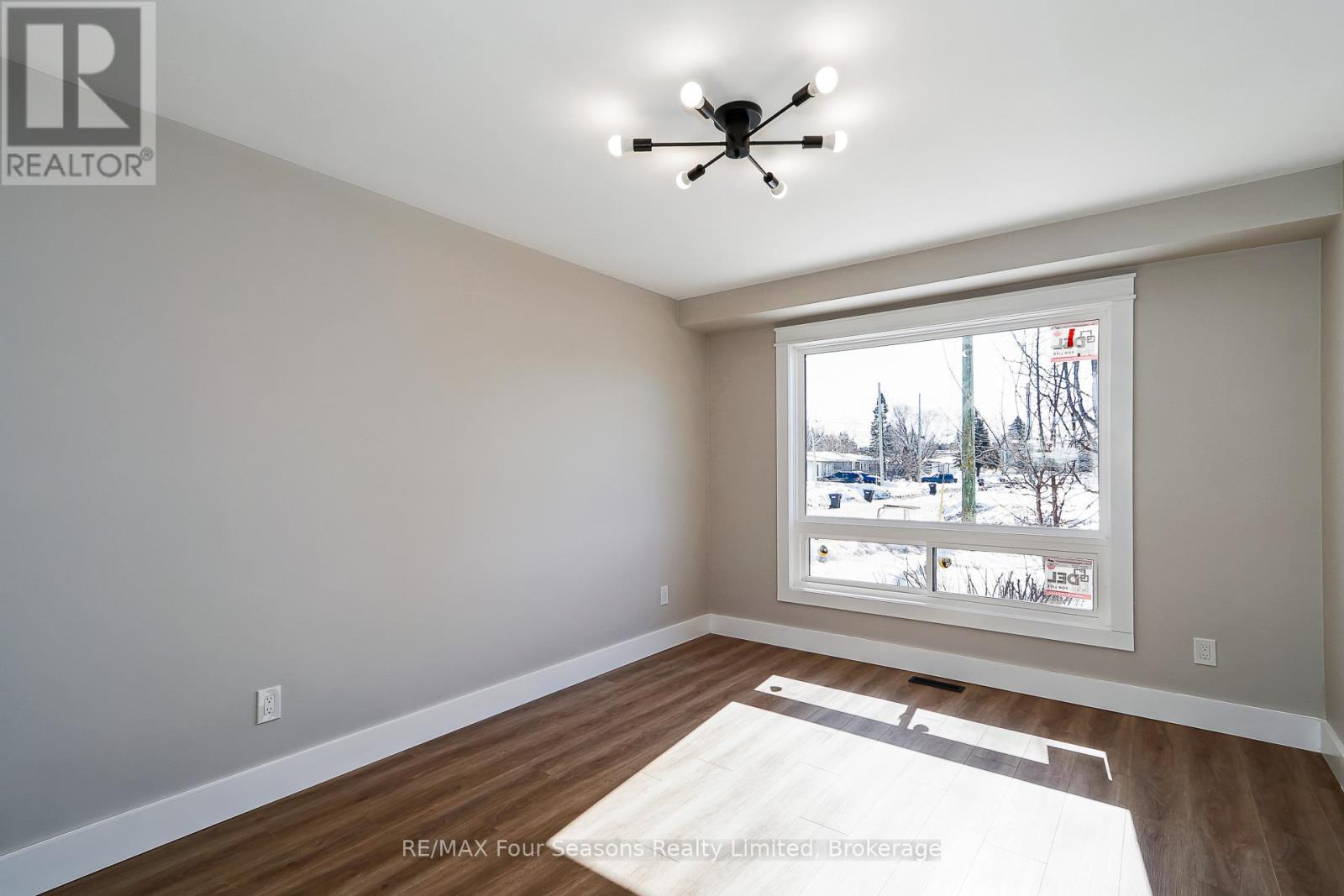 255 Valleyfield Crescent, Clearview, Ontario  L0M 1S0 - Photo 8 - S12851730