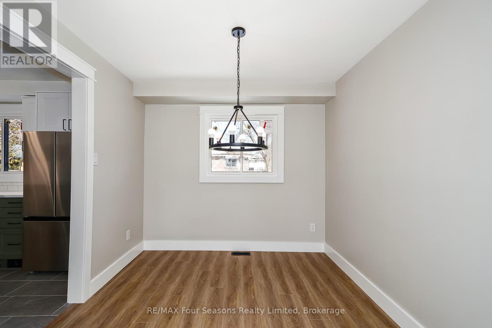 255 Valleyfield Crescent, Clearview, Ontario  L0M 1S0 - Photo 9 - S12851730