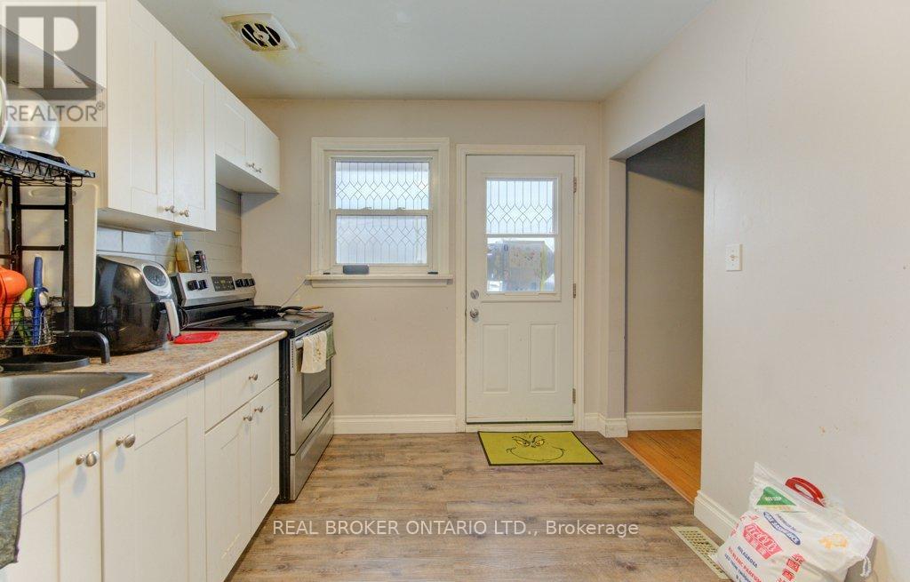 109 Eton Drive, Kitchener, Ontario  N2B 1N1 - Photo 29 - X12699584