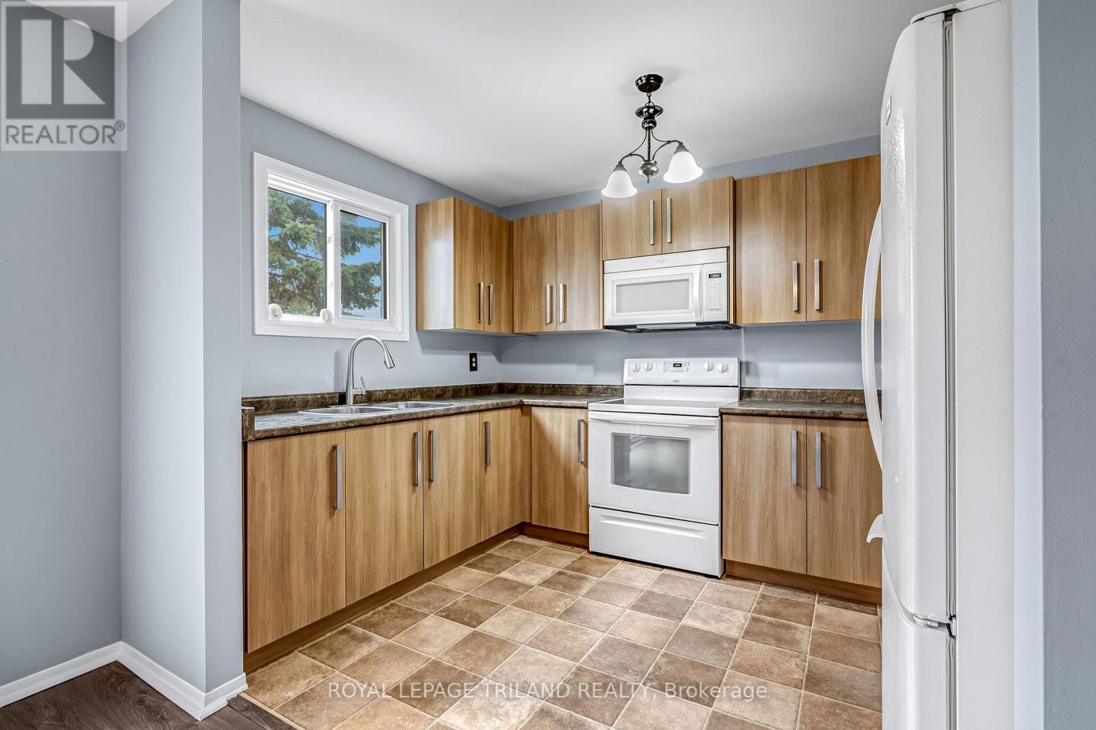 2 - 160 Conway Drive, London South, Ontario  N6E 3M4 - Photo 16 - X12915546