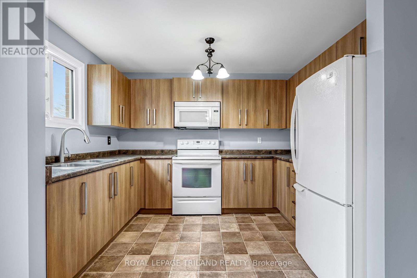 2 - 160 Conway Drive, London South, Ontario  N6E 3M4 - Photo 17 - X12915546