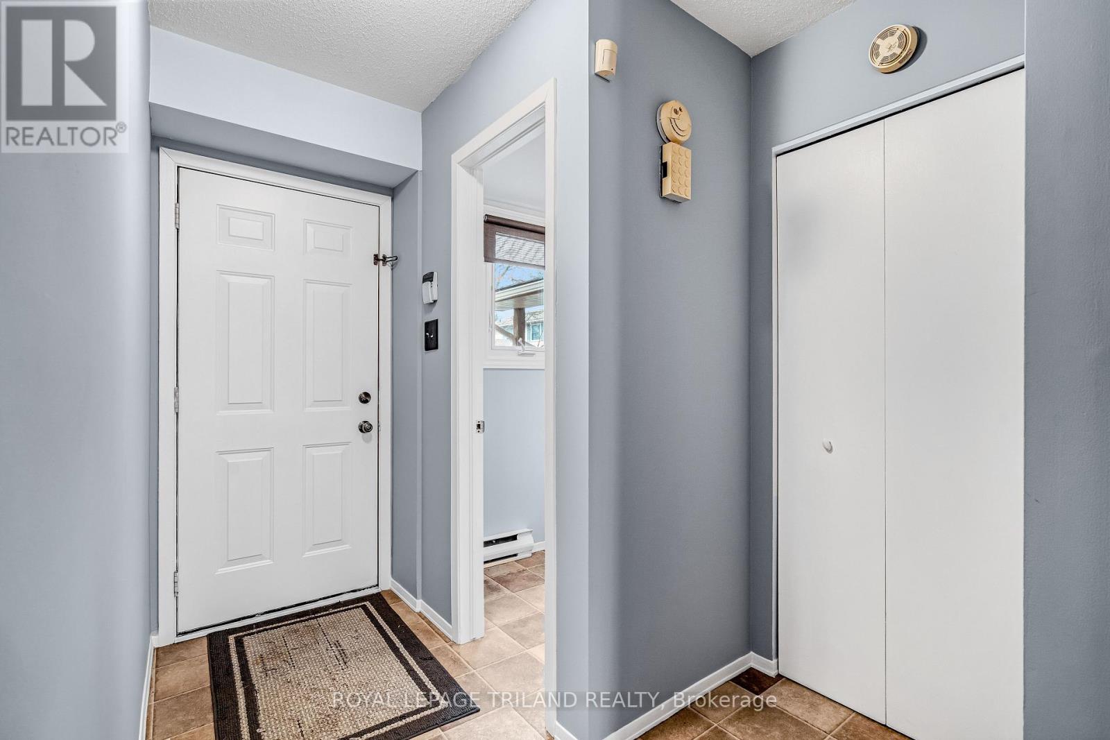 2 - 160 Conway Drive, London South, Ontario  N6E 3M4 - Photo 4 - X12915546