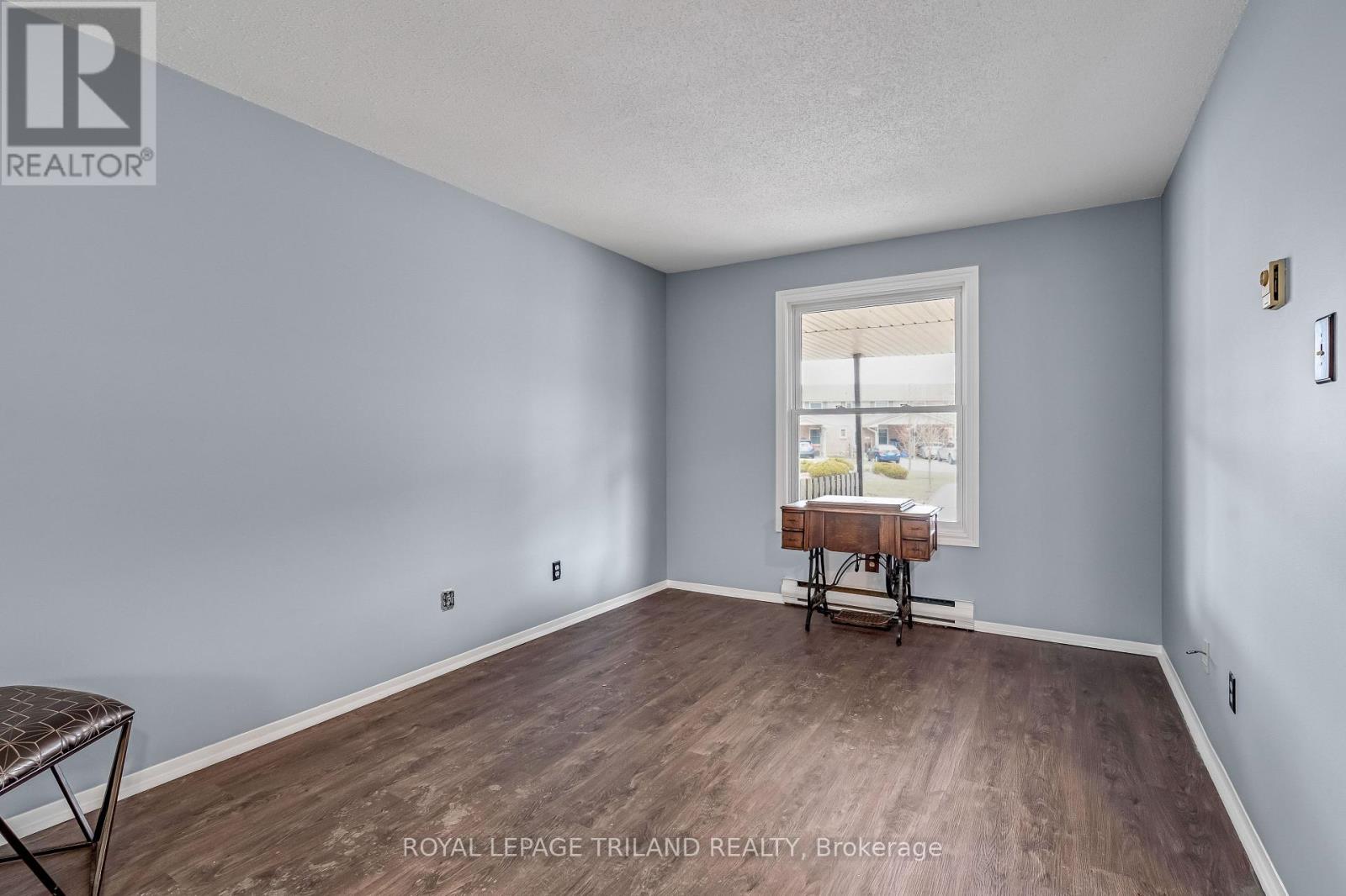 2 - 160 Conway Drive, London South, Ontario  N6E 3M4 - Photo 6 - X12915546
