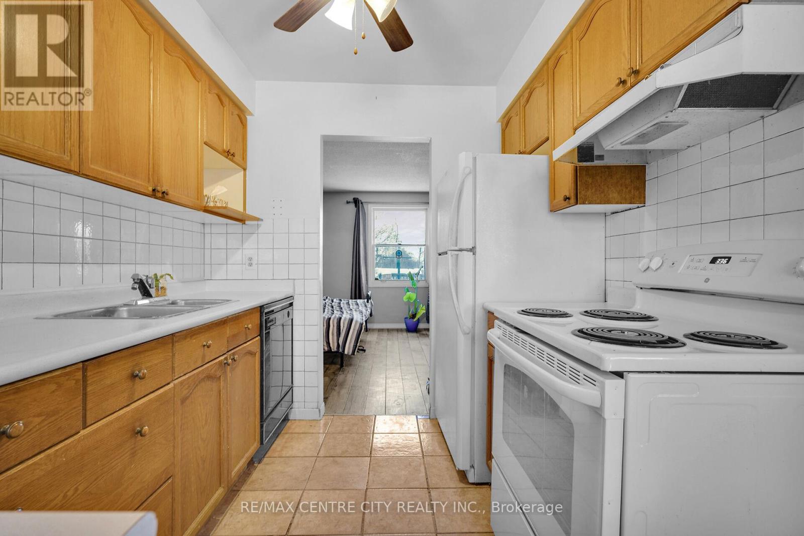 55 Mohegan Crescent, London East, Ontario  N5V 2X7 - Photo 8 - X12915632